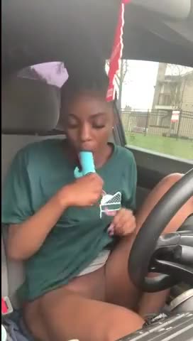 Une jeune black se gode dans sa voiture