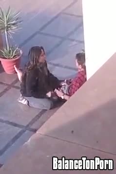 Il filme sa voisine qui suce un mec sur sa terrasse