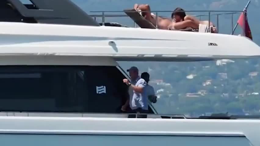 Un riche se fait sucer sur son yacht