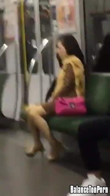 Une femme se masturbe dans le métro