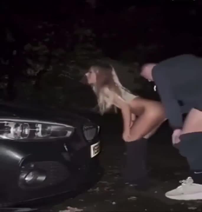 Cette blonde de 19 ans voulait se faire baiser sur le capot d'une voiture