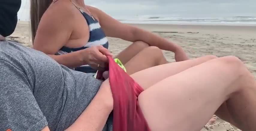 Sa femme aime se faire baiser sur la plage et elle se fout des passants