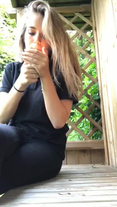 Une belle blonde se touche dans son jardin