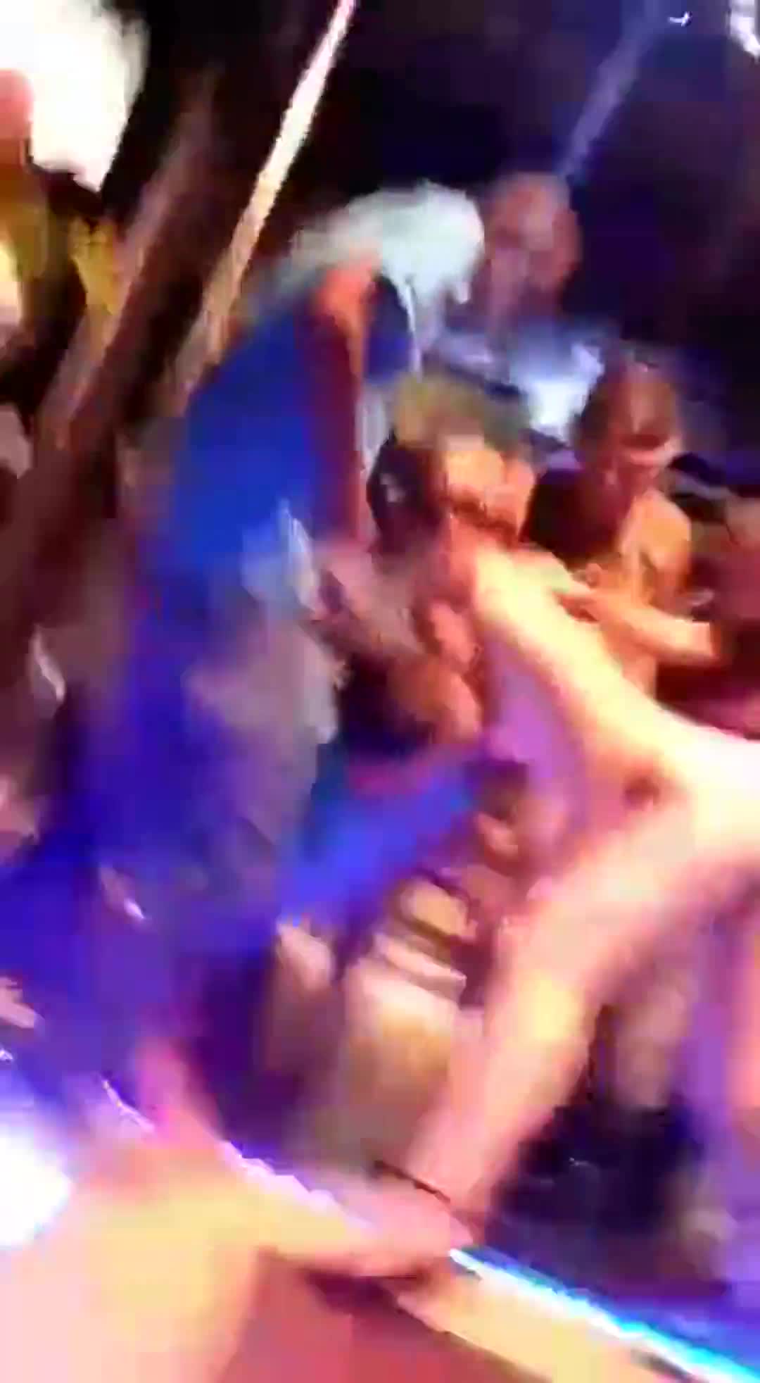 Une danseuse se fait gangbang sur scène dans un club de striptease