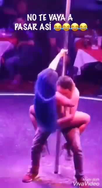 Sur scène, une stripteaseuse se moque du micro pénis de son client