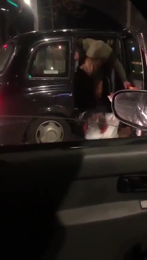 Deux femmes se battent pour une place de taxi (Liverpool)