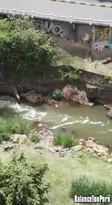 Ils baisent dans une rivière, en pleine ville