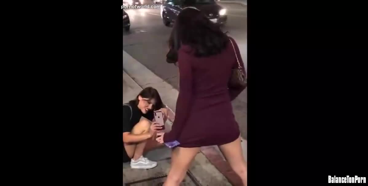Deux filles de petite vertu pissent dans la rue après une soirée arrosée