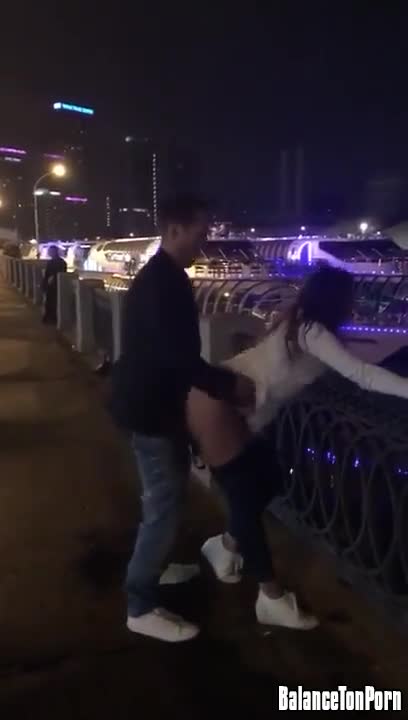 Une petite russe se fait baiser sur un pont et c'est sa copine qui filme