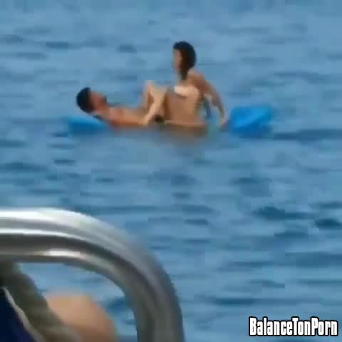 Un couple baise en pleine mer avec un matelas gonflable