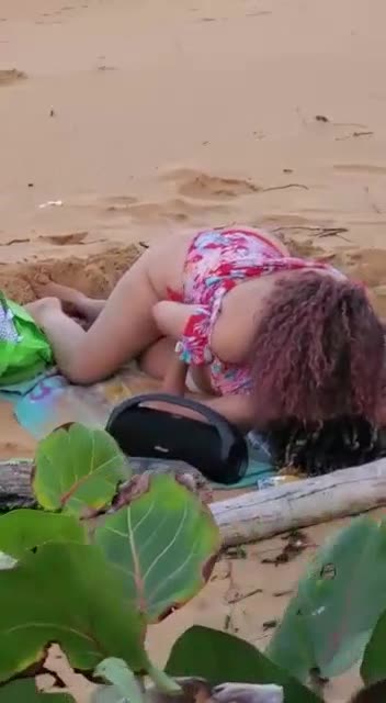 Un voyeur filme deux filles très chaudes sur une plage
