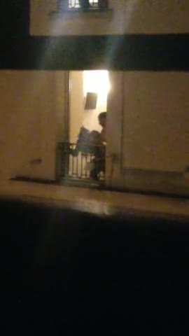 Il filme sa voisine qui se fait baiser sur le balcon
