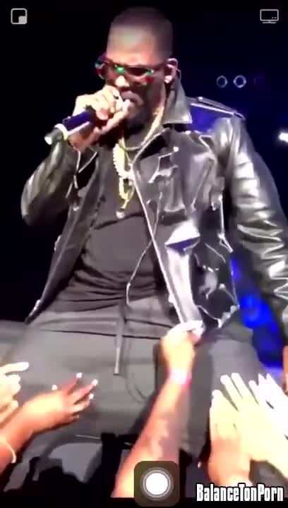 R Kelly laisse ses fans lui toucher l’entrejambe pendant son concert