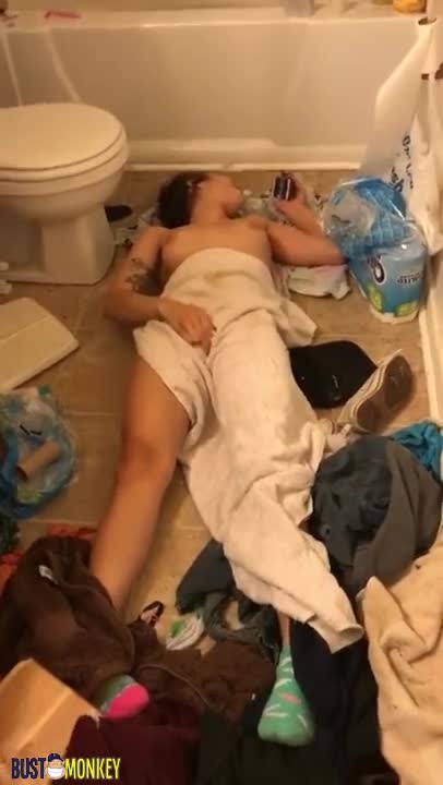 Une asiatique se fait surprendre en train de se toucher dans la salle de bain