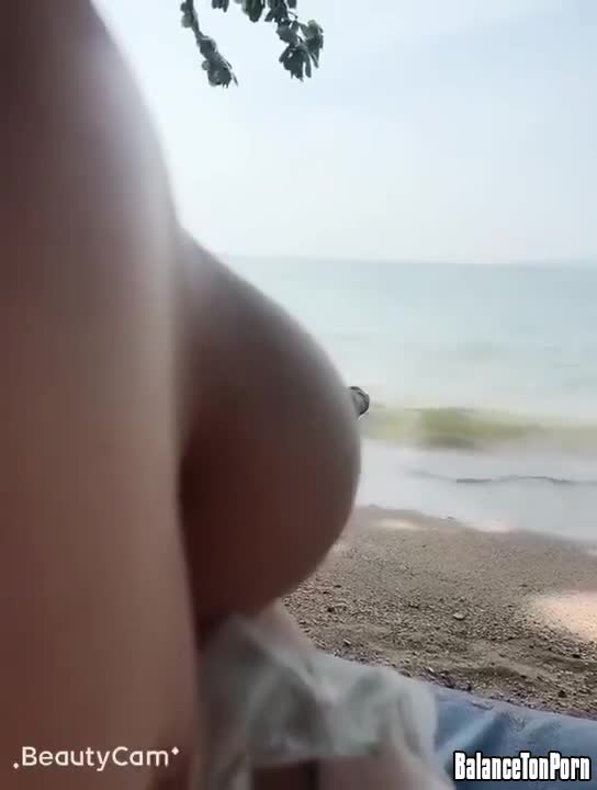 Des seins parfaits sur une plage de rêve