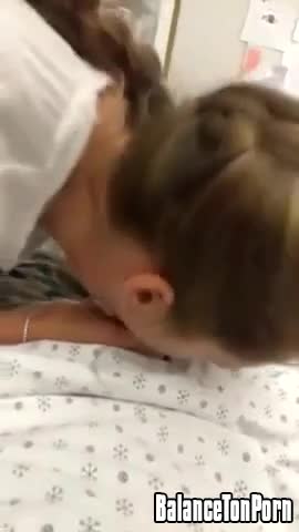 Une infirmière se fait griller en train de sucer un patient