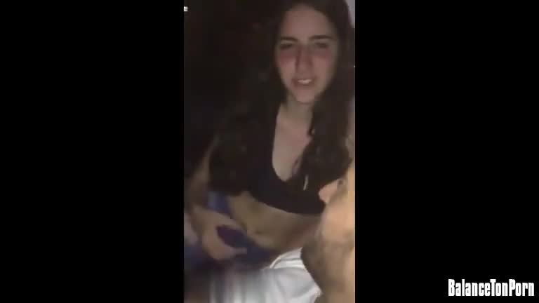 Une jeune argentine suce son pote après avoir perdu un pari