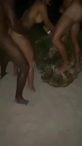 Une black aux beaux seins se fait partouzer sur une plage