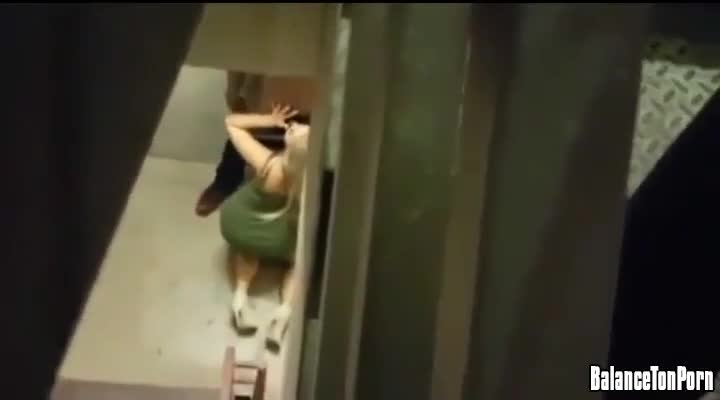 Une blonde suce une queue dans une cage d'escalier