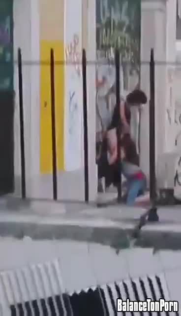 Elle lèche sa copine en pleine rue