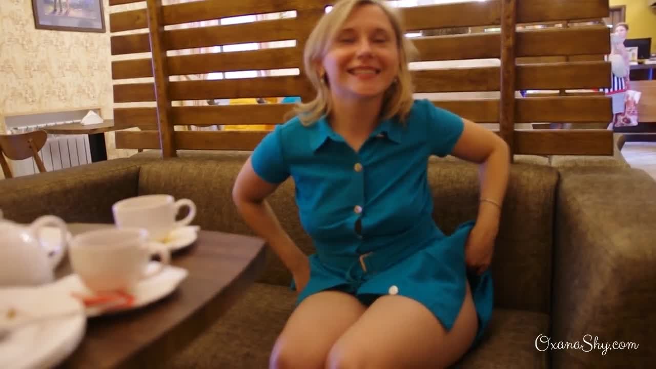 Une blonde timide s'exhibe dans un restaurant