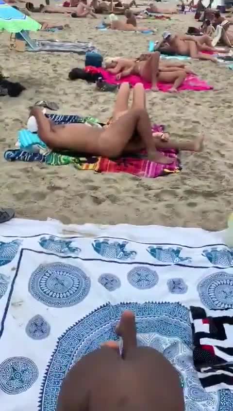 Fellation sur une plage nudiste