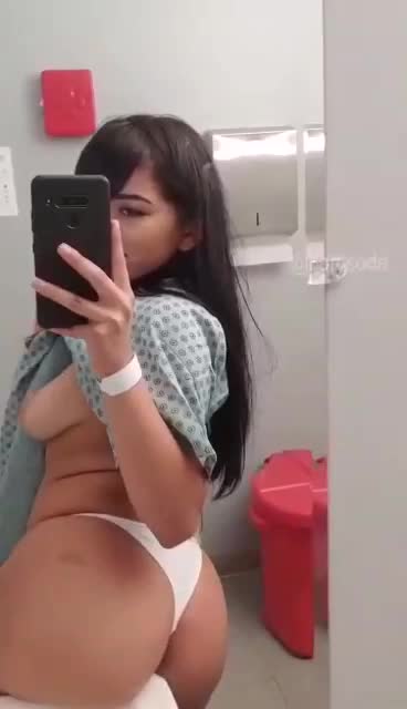 Une jeune brune pulpeuse s'exhibe à l'hôpital