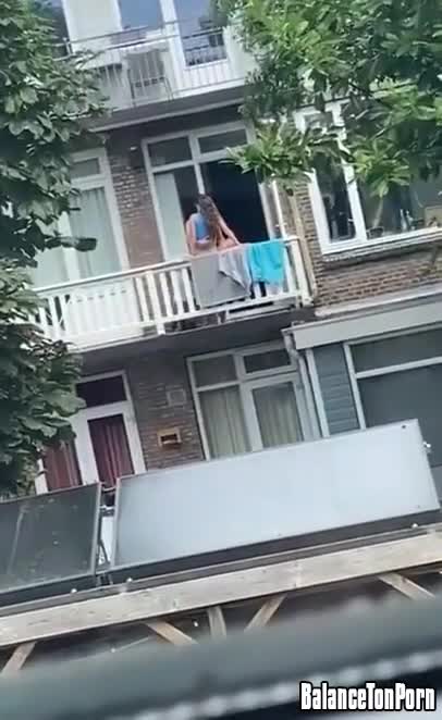 Un couple en quarantaine baise au balcon