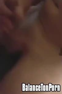 Un cuck lèche le sperme d'un inconnu sur le cul de sa meuf