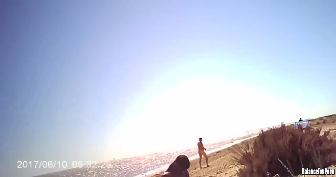 Il filme sa grosse femme pendant qu'elle taille des pipes sur une plage