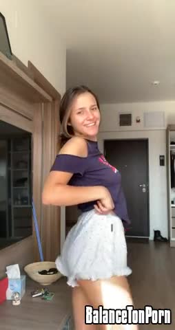 Une fille de 20 ans montre son corps parfait