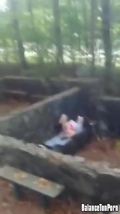 Une fille surprise en train de se masturber dans un parc