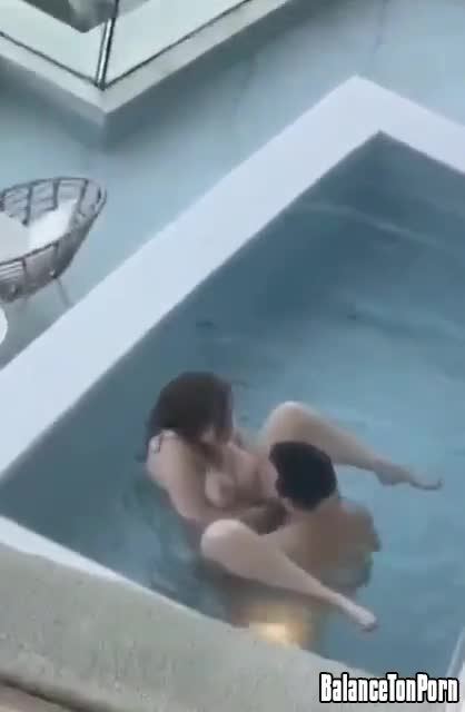 Une fille aux gros seins se fait doigter dans une piscine