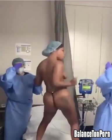 Une infirmière oublie qu'elle est au travail