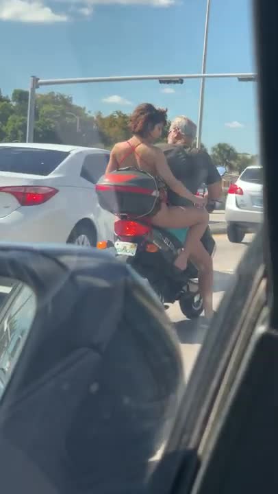 Sur un scooter, elle se rase les jambes à un feu rouge