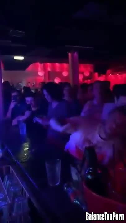 Une stripteaseuse se fait lécher par un client et tombe du bar
