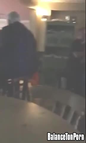 Une très belle brune branle son mec dans un restaurant