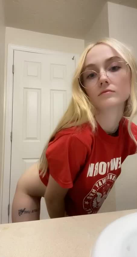 Une jeune geek se lance sur Onlyfans