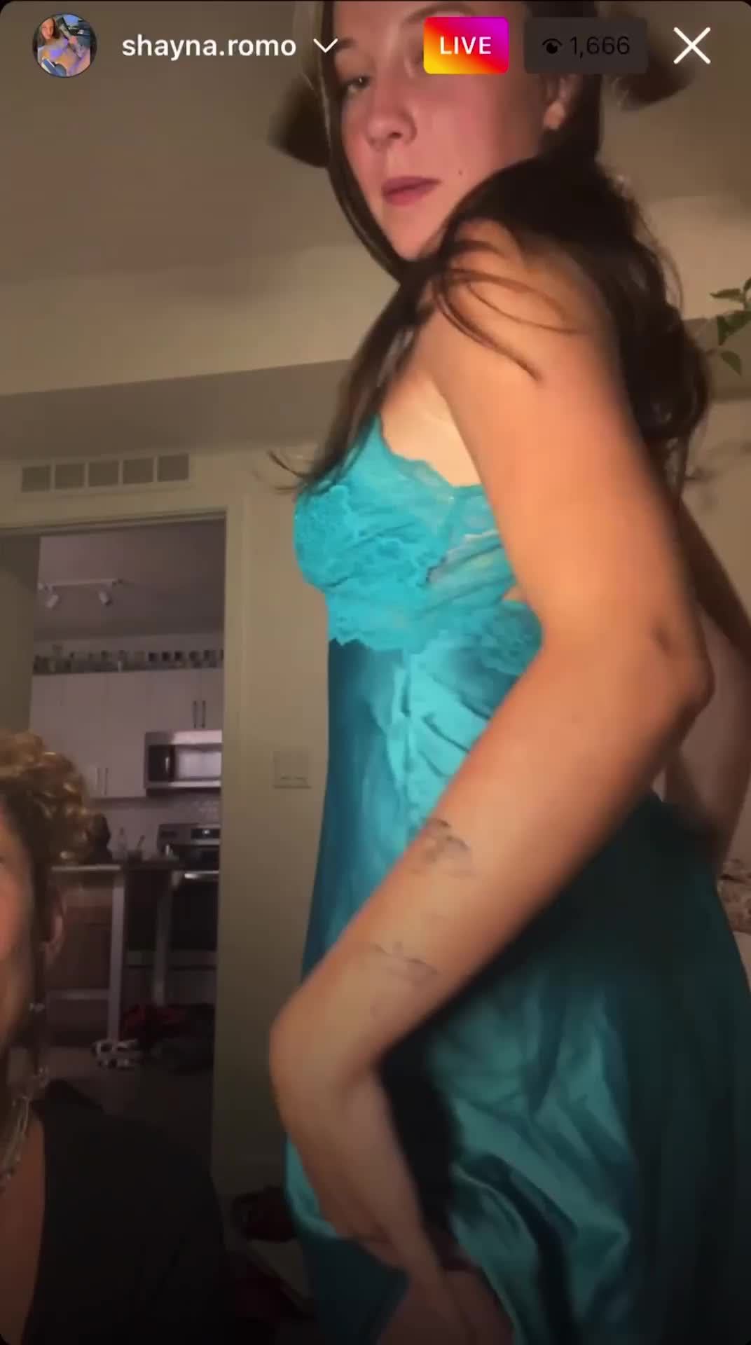Une fille en nuisette montre ses beaux seins lors d'un live Instagram