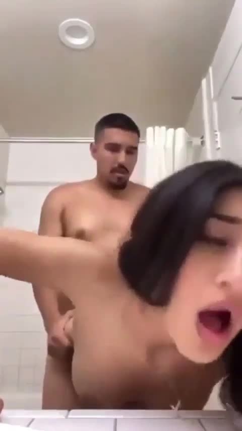 Beurette baisée dans la salle de bain