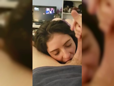 Elle lui lèche les couilles pour son anniversaire