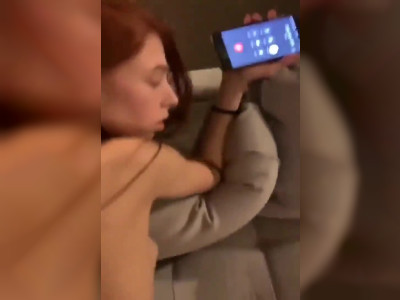 Une rousse appelle son copain pendant qu'elle se prend une bite de noir