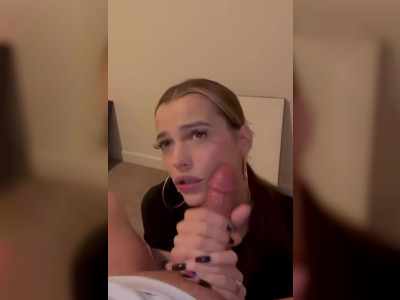 Une très belle blonde utilise ses deux mains pour sucer son copain