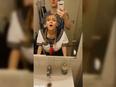 Une amatrice en cosplay de Sailor Moon se fait baiser dans les toilettes