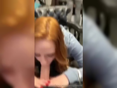 Une jolie rousse suce une queue devant ses copines
