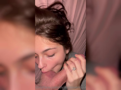 Une brunette suce une queue avec le sourire
