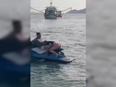 Elle suce un gars sur un jetski