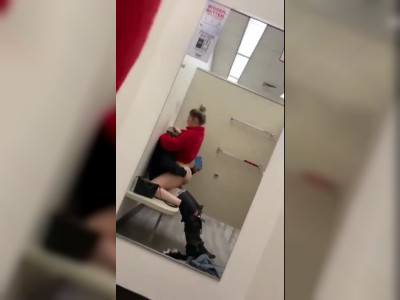 Un couple baise dans une cabine d'essayage