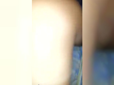 Une jeune brune se cambre pour prendre sa levrette