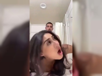 Beurette baisée dans la salle de bain